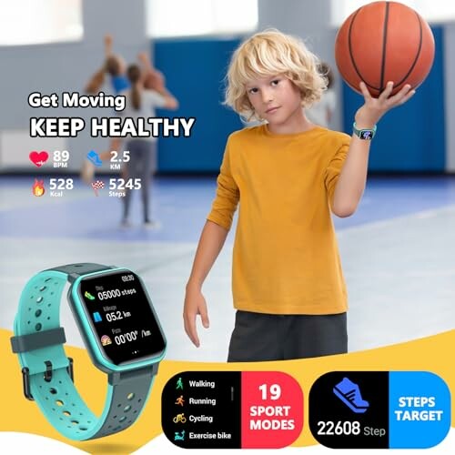 Enfant jouant au basket avec montre intelligente.