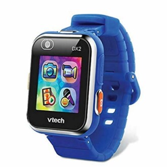 Montre intelligente pour enfants avec bracelet bleu et écran coloré.