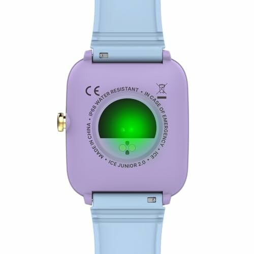 Vue arrière d'une montre connectée violette avec capteur vert