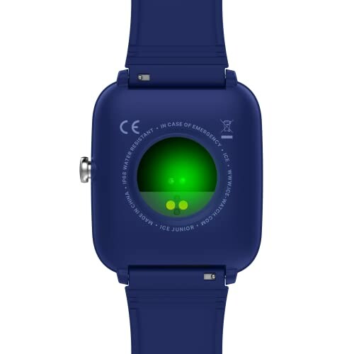 Vue arrière d'une montre connectée avec capteur vert lumineux.