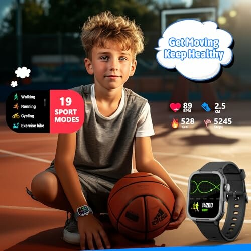 Enfant avec un ballon de basket portant une montre intelligente.