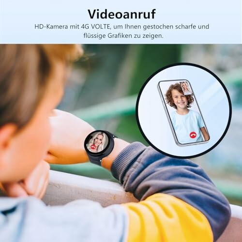 Personne utilisant une montre connectée pour un appel vidéo.